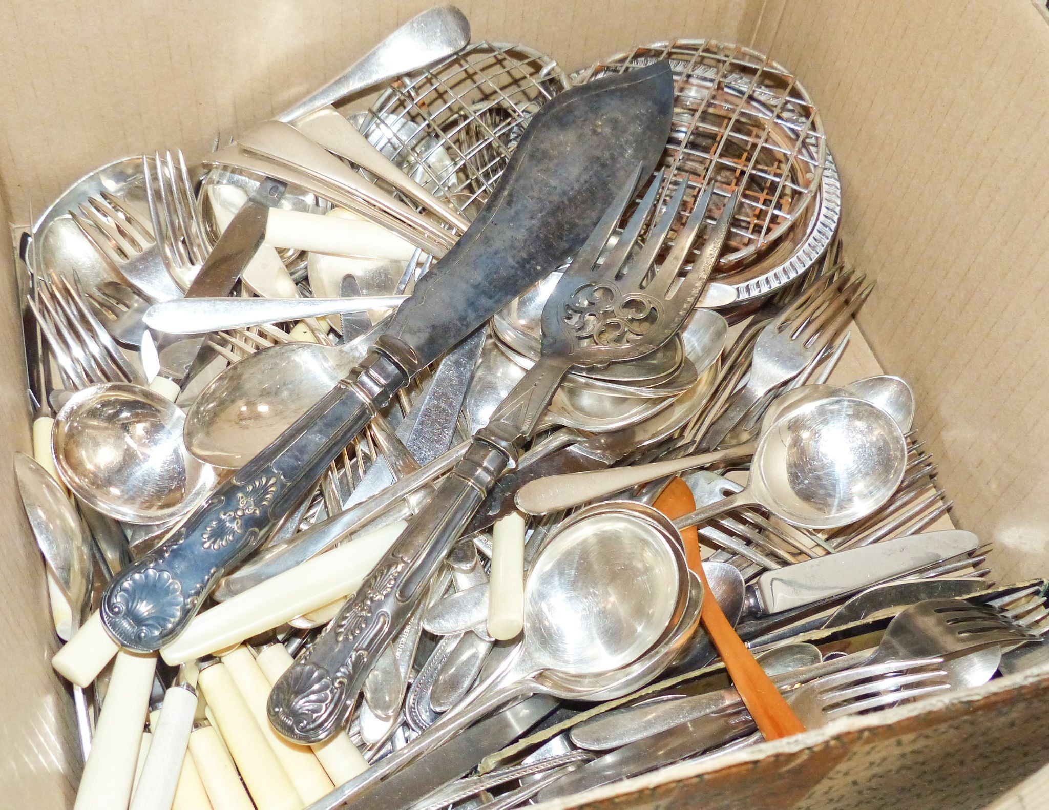 Sundry plated wares, including an oval galleried tea tray, a baluster coffee pot, sundry cutlery, a pair of dwarf candlesticks, a siphon stand, a salver, etc.